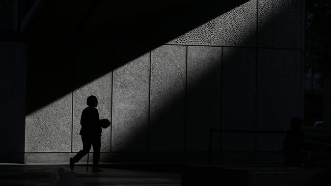 Филиппинка на улице в районе города Манила. Архивное фото Филиппинка на улице в районе города Манила. Архивное фото