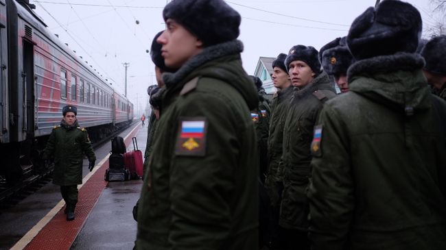 Призывники перед отправкой на службу в армию. Архивное фото Призывники перед отправкой на службу в армию. Архивное фото