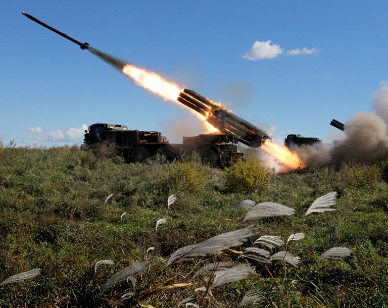 Реактивная артиллерийская батарея системы залпового огня БМ-27 Ураган во время стрельбы на учениях артиллерийских подразделений Реактивная артиллерийская батарея системы залпового огня БМ-27 Ураган во время стрельбы на учениях артиллерийских подразделений