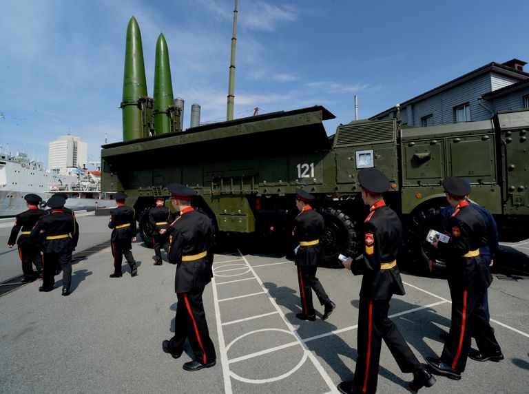 Воспитанники Уссурийского суворовского военного училища осматривают ракетный комплекс Искандер-М Воспитанники Уссурийского суворовского военного училища осматривают ракетный комплекс Искандер-М