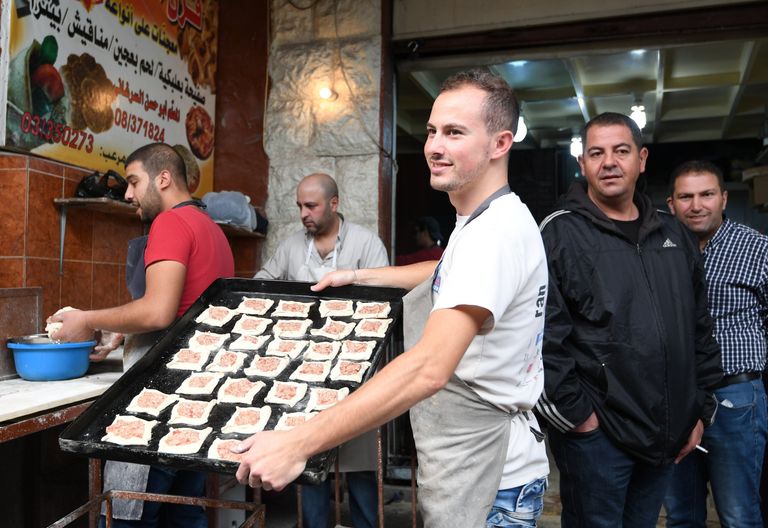 Торговцы на улице ливанского города Баальбек Торговцы на улице ливанского города Баальбек