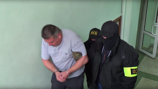 Сотрудники ФСБ задержали в Севастополе украинских диверсантов. Оперативная съемка ФСБ России Сотрудники ФСБ задержали в Севастополе украинских диверсантов. Оперативная съемка ФСБ России