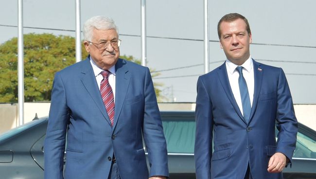 Председатель правительства РФ Дмитрий Медведев и президент Палестины Махмуд Аббас перед началом двусторонней встречи в Иерихоне. 11 ноября 2016