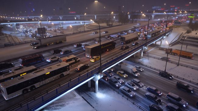 Автомобильное движение в Москве. Архивное фото Автомобильное движение в Москве. Архивное фото