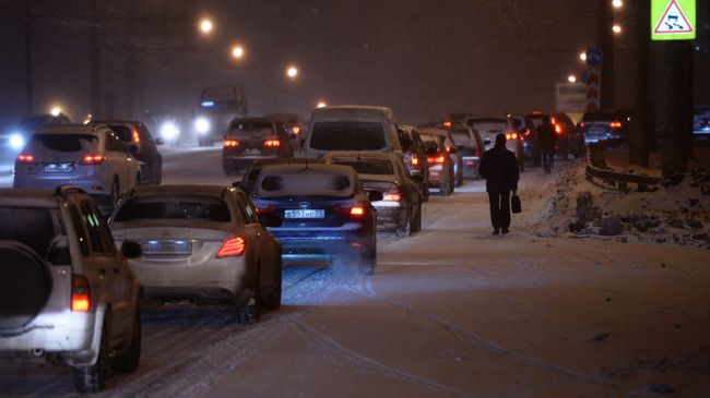 Автомобильное движение в Москве. Архивное фото