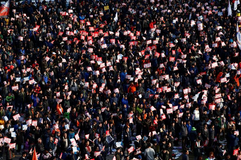 Участники акции протеста против властей Южной Кореи, Сеул, 12 ноября 2016 Участники акции протеста против властей Южной Кореи, Сеул, 12 ноября 2016