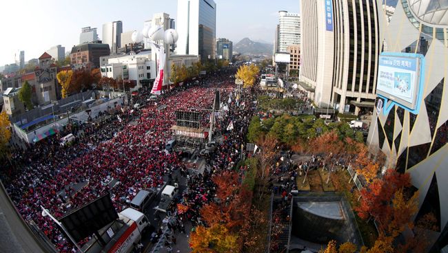 Участники акции протеста в Сеуле, 12 ноября 2016