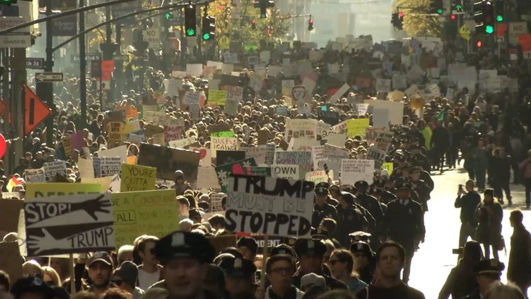 Тысячи американцев прошли маршем по Нью-Йорку в знак протеста против Трампа