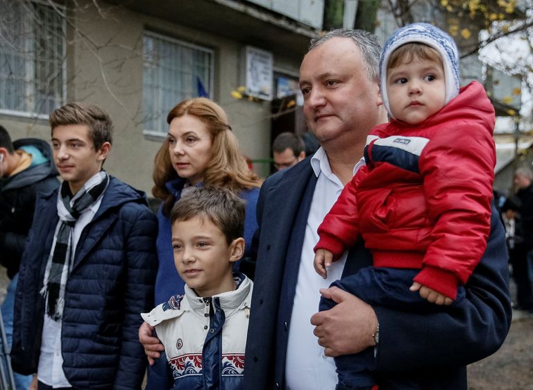 Игорь Додон с семьей на втором туре выборов президента Молдавии