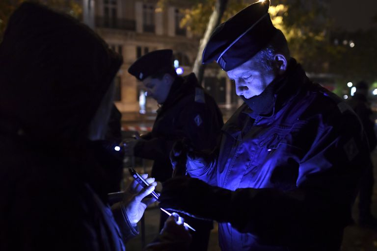 Сотрудники полиции перед началом концерта Стинга в Bataclan Сотрудники полиции перед началом концерта Стинга в Bataclan