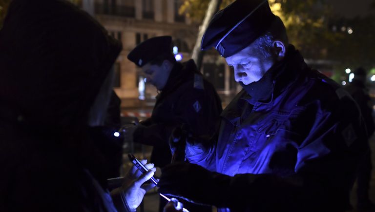 Сотрудники полиции перед началом концерта Стинга в Bataclan