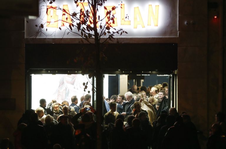 Люди покидают Bataclan после концерта Стинга Люди покидают Bataclan после концерта Стинга