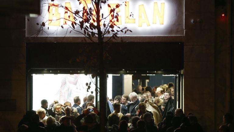 Люди покидают Bataclan после концерта Стинга