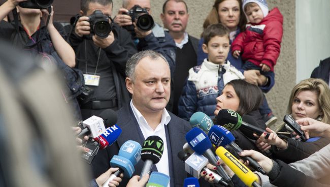 Кандидат в президенты Молдавии от социалистов Игорь Додон во время второго тура выборов