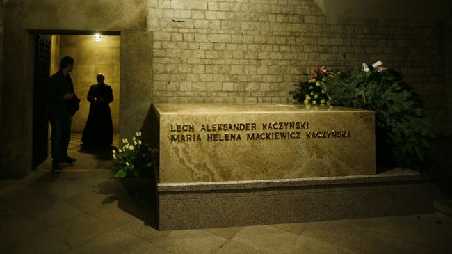 Могила президента Польши Леха Качиньского и его супруги Марии, погибших в авиакатастрофе под Смоленском в 2010 году, в Вавельском замке Кракова, Польша. Архивное фото Могила президента Польши Леха Качиньского и его супруги Марии, погибших в авиакатастрофе под Смоленском в 2010 году, в Вавельском замке Кракова, Польша. Архивное фото