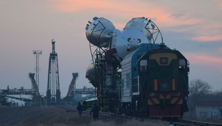 Вывоз ракеты-носителя Союз-ФГ с пилотируемым кораблем Союз-МС-03 на стартовую площадку Вывоз ракеты-носителя Союз-ФГ с пилотируемым кораблем Союз-МС-03 на стартовую площадку