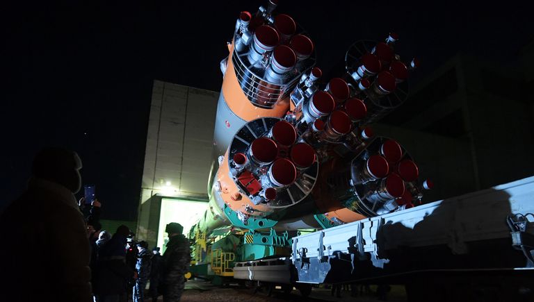 Вывоз ракеты-носителя Союз-ФГ с пилотируемым кораблем Союз-МС-03 на стартовую площадку Вывоз ракеты-носителя Союз-ФГ с пилотируемым кораблем Союз-МС-03 на стартовую площадку