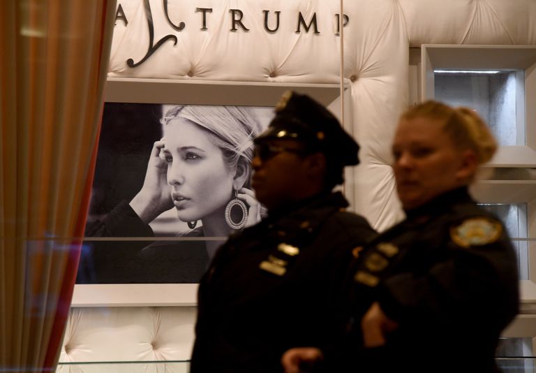Вывеска бутика Иванки Трамп Вывеска бутика Иванки Трамп