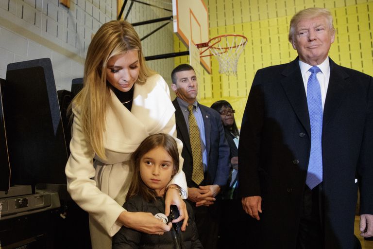 Дональд Трамп, Иванка Трамп и ее дочь Арабелла во время голосования в Нью-Йорке. 8 ноября 2016 Дональд Трамп, Иванка Трамп и ее дочь Арабелла во время голосования в Нью-Йорке. 8 ноября 2016