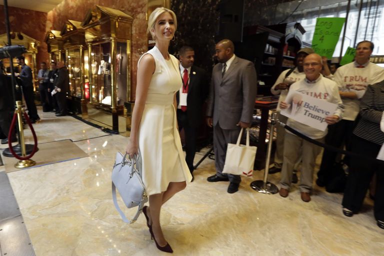 Иванка Трамп в вестибюле Trump Tower, Нью-Йорк, США. 16 июня 2015 Иванка Трамп в вестибюле Trump Tower, Нью-Йорк, США. 16 июня 2015