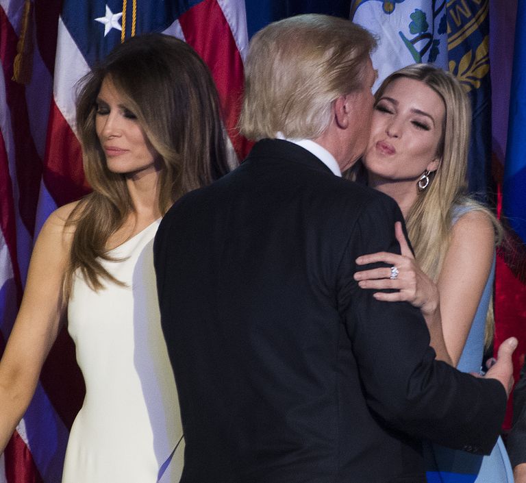 Дональд Трамп со своей дочерью Иванкой Трамп и женой Меланьей Трамп в предвыборную ночь в Нью - Йорке, США. 9 ноября 2016