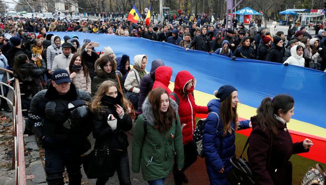 Люди принимают участие в митинге против избранного президента Игоря Додона в Кишиневе, Молдова, 14 ноября 2016 Люди принимают участие в митинге против избранного президента Игоря Додона в Кишиневе, Молдова, 14 ноября 2016