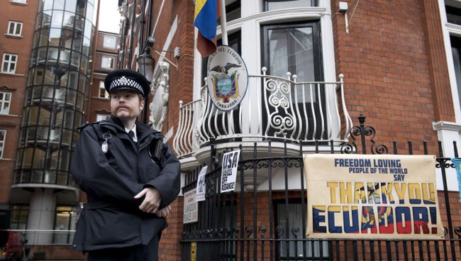 Полицейский у посольства Эквадора в Лондоне перед допросом основателя WikiLeaks Джулиана Ассанжа