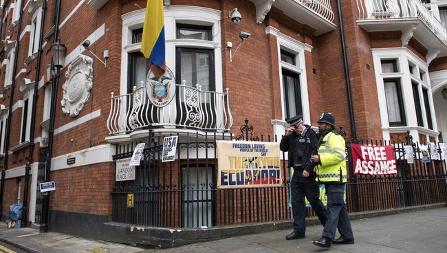 Полицейские у посольства Эквадора в Лондоне в день допроса основателя WikiLeaks Джулиана Ассанжа. Архивное фото
