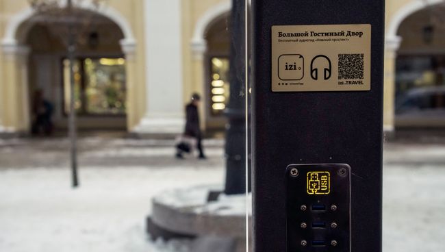 USB-розетки для подзарядки мобильных на остановке. Архивное фото USB-розетки для подзарядки мобильных на остановке. Архивное фото