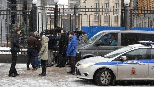 Журналисты у здания Следственного комитета РФ Журналисты у здания Следственного комитета РФ