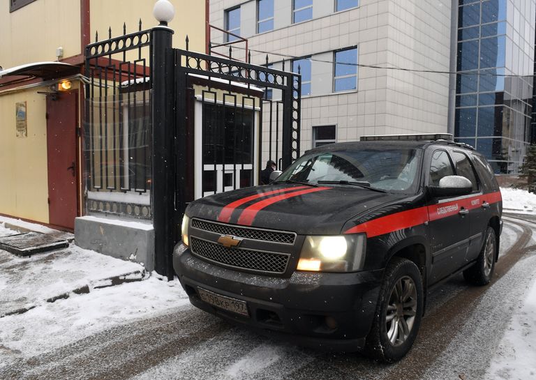 Автомобиль Следственного комитета РФ выезжает со служебной территории Автомобиль Следственного комитета РФ выезжает со служебной территории