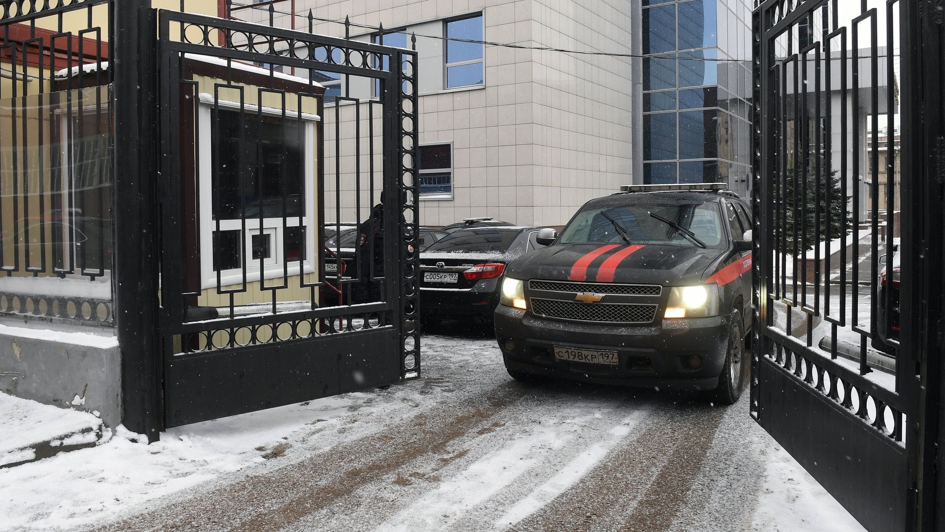 Автомобиль Следственного комитета РФ выезжает со служебной территории Автомобиль Следственного комитета РФ выезжает со служебной территории - РИА Новости, 1920, 09.01.2023