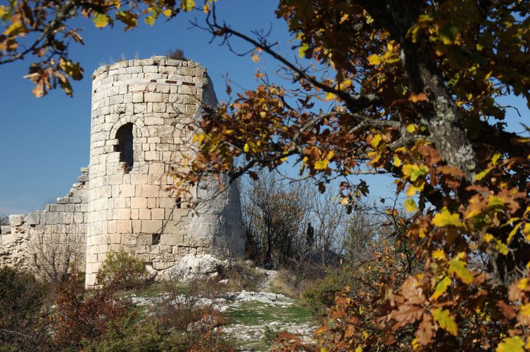 Руины крепости на скалистом мысе Кале-Бурун (Бурун-Кая) массива Курушлю в Бахчисарайском районе Крыма Руины крепости на скалистом мысе Кале-Бурун (Бурун-Кая) массива Курушлю в Бахчисарайском районе Крыма