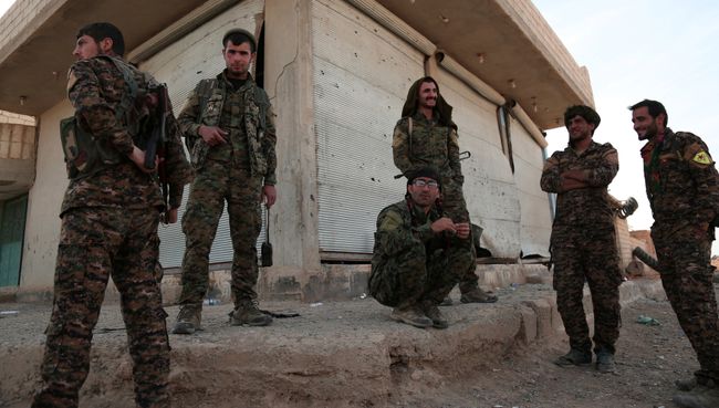 Бойцы Демократических силы Сирии (SDF) в деревне недалеко от Ракки. Архивное фото Бойцы Демократических силы Сирии (SDF) в деревне недалеко от Ракки. Архивное фото