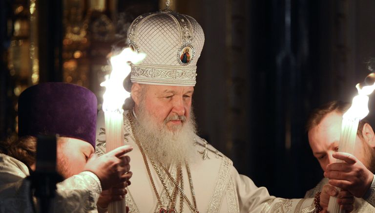 Патриарх Московский и всея Руси Кирилл с благодатным огнем, доставленным из Иерусалима в Москву, перед началом пасхального богослужения в храме Христа Спасителя Патриарх Московский и всея Руси Кирилл с благодатным огнем, доставленным из Иерусалима в Москву, перед началом пасхального богослужения в храме Христа Спасителя