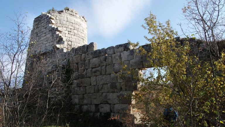 Руины крепости на скалистом мысе Кале-Бурун (Бурун-Кая) массива Курушлю в Бахчисарайском районе Крыма Руины крепости на скалистом мысе Кале-Бурун (Бурун-Кая) массива Курушлю в Бахчисарайском районе Крыма