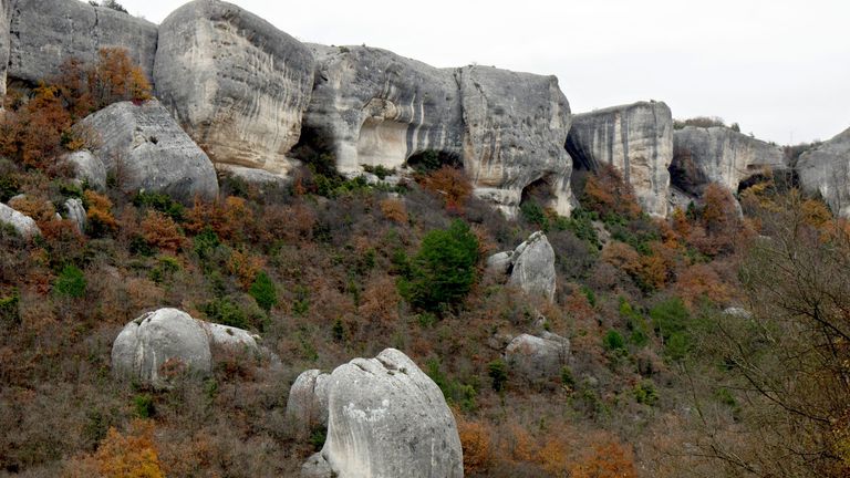 Пещерный город Эски-кермен - средневековый город-крепость в юго-западной части полуострова Крым Пещерный город Эски-кермен - средневековый город-крепость в юго-западной части полуострова Крым