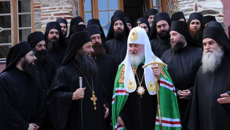 Патриарх Московский и Всея Руси Кирилл общается с братией монастыря Пантократор на горе Афон Патриарх Московский и Всея Руси Кирилл общается с братией монастыря Пантократор на горе Афон