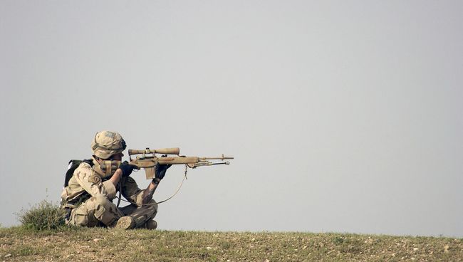 Военнослужащий с винтовкой M14. Архивное фото
