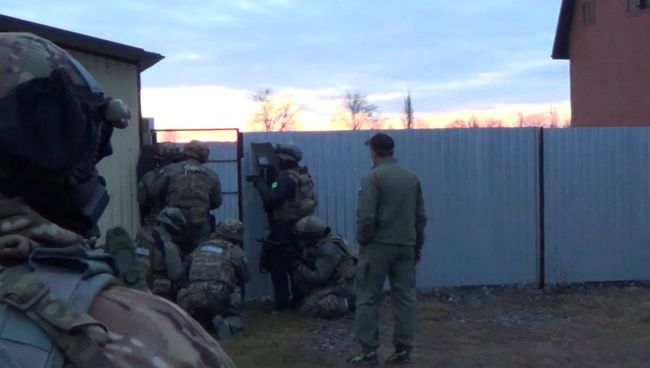 Кадры задержания боевиков ИГ за подготовку терактов в Москве и Ингушетии Кадры задержания боевиков ИГ за подготовку терактов в Москве и Ингушетии