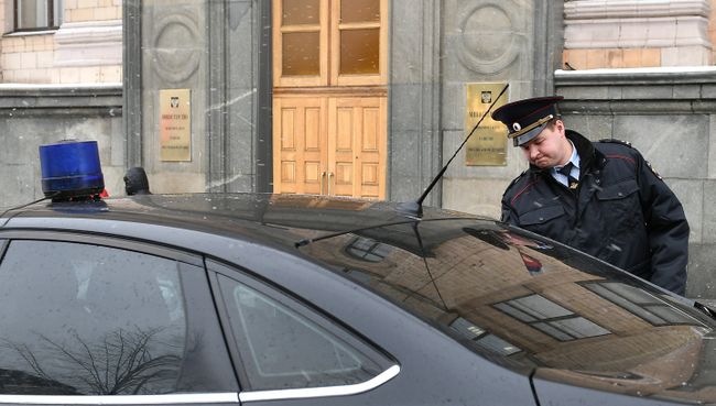 Автомобиль Государственной фельдъегерской службы РФ у здания министерства экономического развития РФ Автомобиль Государственной фельдъегерской службы РФ у здания министерства экономического развития РФ