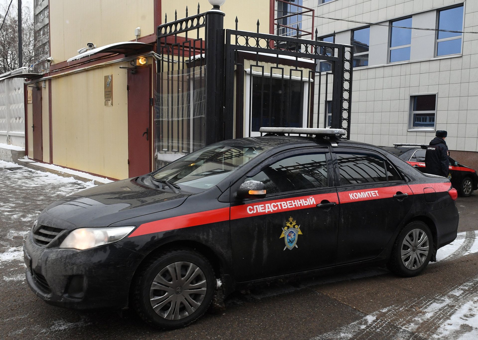 Автомобиль Следственного комитета РФ выезжает со служебной территории Автомобиль Следственного комитета РФ выезжает со служебной территории - РИА Новости, 1920, 02.12.2021