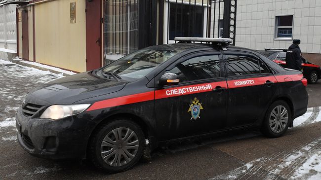 Автомобиль Следственного комитета РФ выезжает со служебной территории Автомобиль Следственного комитета РФ выезжает со служебной территории