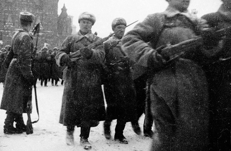 Советские войска проходят по Красной площади во время парада 7 ноября 1941 года