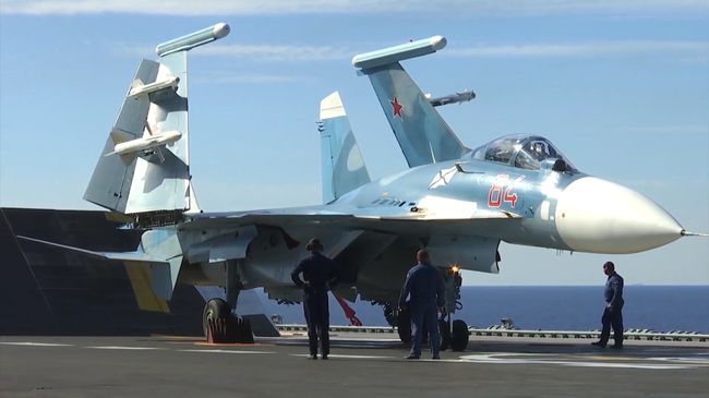 Истребитель Су-33 на палубе тяжёлого авианесущего крейсера Адмирал Флота Советского Союза Кузнецов у берегов Сирии в Средиземном море Истребитель Су-33 на палубе тяжёлого авианесущего крейсера Адмирал Флота Советского Союза Кузнецов у берегов Сирии в Средиземном море