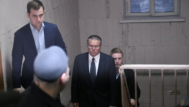 Министр экономического развития РФ Алексей Улюкаев в здании Басманного суда города Москвы. Архивное фото Министр экономического развития РФ Алексей Улюкаев в здании Басманного суда города Москвы. Архивное фото