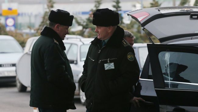 Пограничники в пункте пропуска. Архивное фото Пограничники в пункте пропуска. Архивное фото