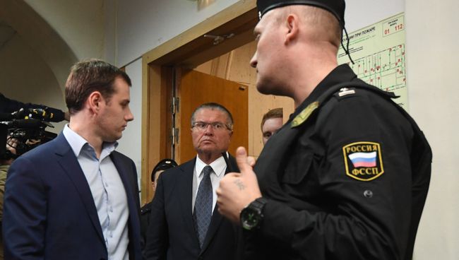 Министр экономического развития РФ Алексей Улюкаев в здании Басманного суда города Москвы Министр экономического развития РФ Алексей Улюкаев в здании Басманного суда города Москвы