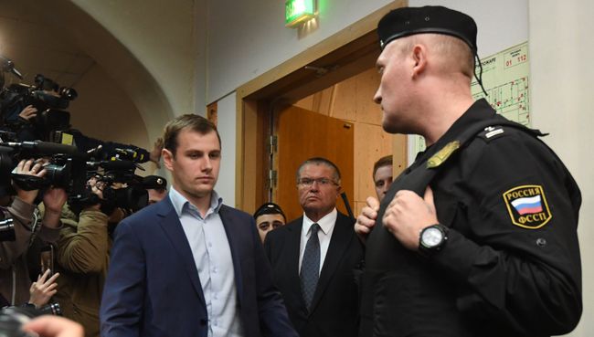 Министр экономического развития РФ Алексей Улюкаев в здании Басманного суда города Москвы Министр экономического развития РФ Алексей Улюкаев в здании Басманного суда города Москвы