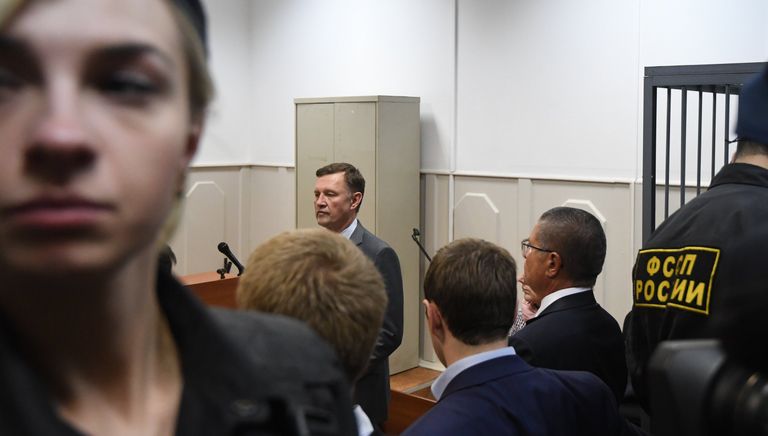 Министр экономического развития РФ Алексей Улюкаев в здании Басманного суда города Москвы Министр экономического развития РФ Алексей Улюкаев в здании Басманного суда города Москвы